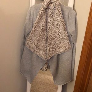 Open front sweater. Grey.